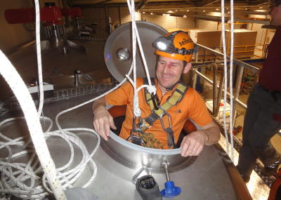 Reinigung Silo mit Absturzsicherung, Arbeit in engen Räumen