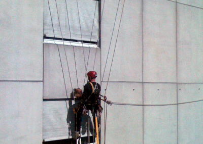 Blitzschutz Montage am Seil, Blitzableiter an 55m-Hochhaus am hängenden Seil