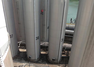 Elektroinstallation in Tanklager, Arbeit am Seil, Höhenarbeit