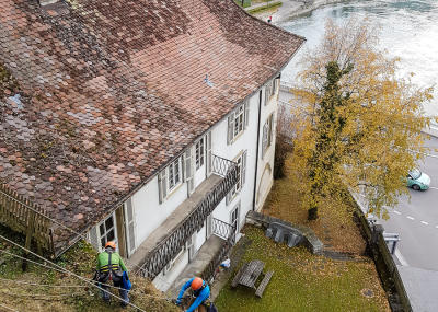Sträucher schneiden in einer Felswand unterhalb der reformierten Kirche Aarburg, Auflage 2017