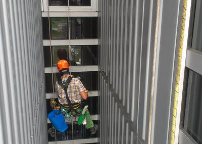Regelmässige Reinigung an einem 41 m hohen Gebäude