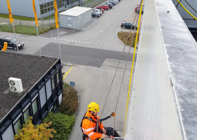 Fassadenreinigung an einem Lagerhaus