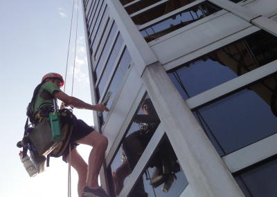 Industriekletterer bei Glasreinigung am hängenden Seil, Arbeit am Seil