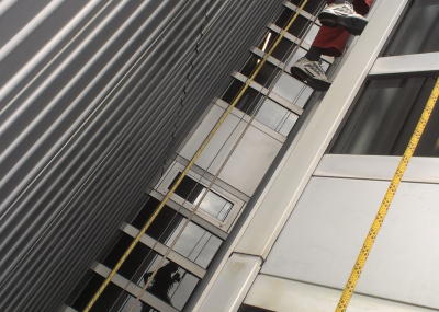Regelmässige Reinigung an einem 41 m hohen Gebäude