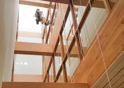 Reinigung von zwei Lichthöfen in einem Schulhaus