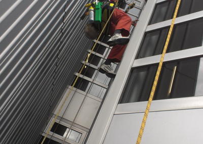 Regelmässige Reinigung an einem 41 m hohen Gebäude